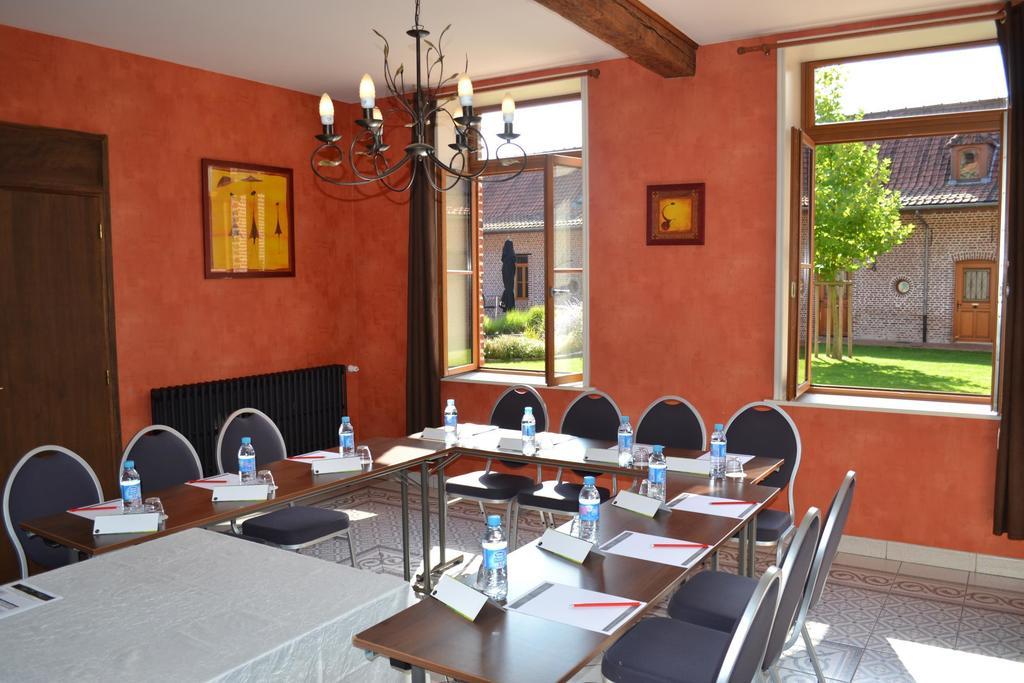 Le Domaine Des Cigognes Hotell Ennevelin Exteriör bild