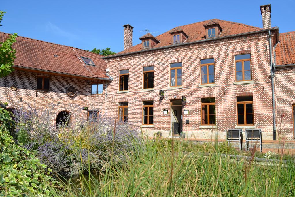 Le Domaine Des Cigognes Hotell Ennevelin Exteriör bild