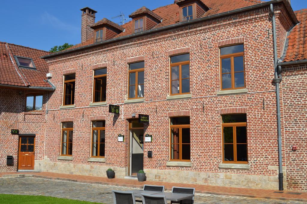 Le Domaine Des Cigognes Hotell Ennevelin Exteriör bild