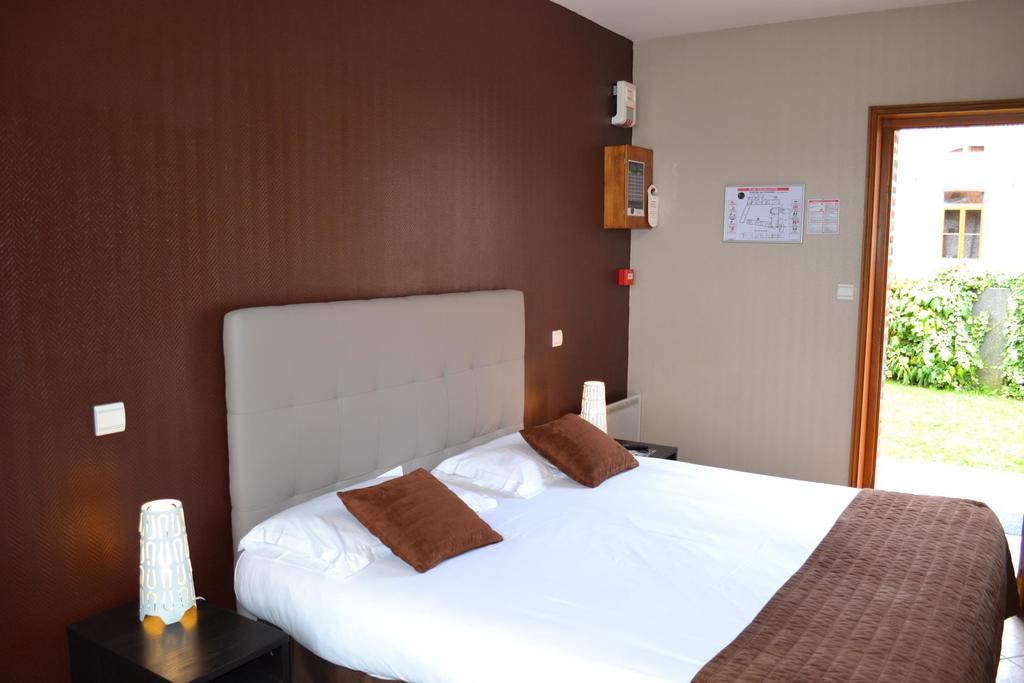 Le Domaine Des Cigognes Hotell Ennevelin Rum bild