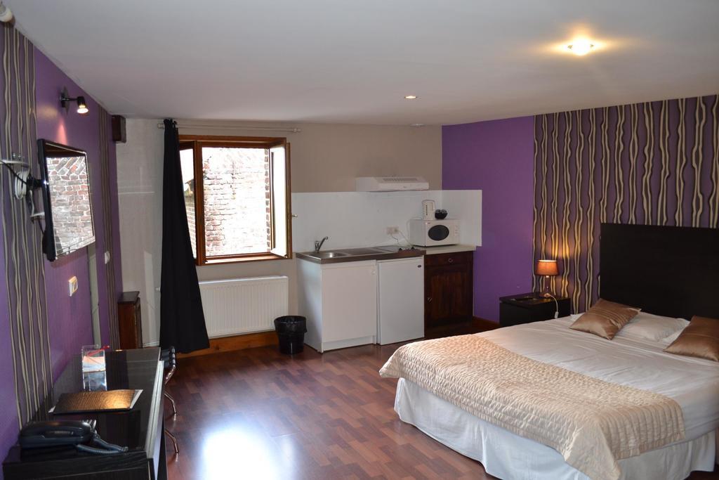 Le Domaine Des Cigognes Hotell Ennevelin Rum bild