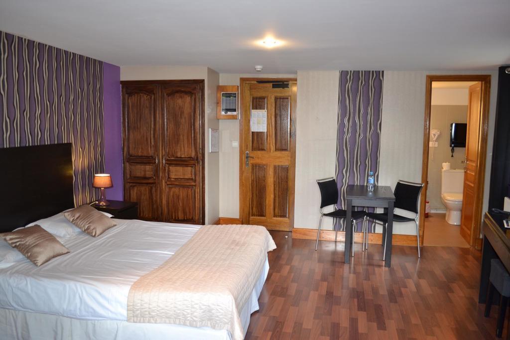 Le Domaine Des Cigognes Hotell Ennevelin Rum bild