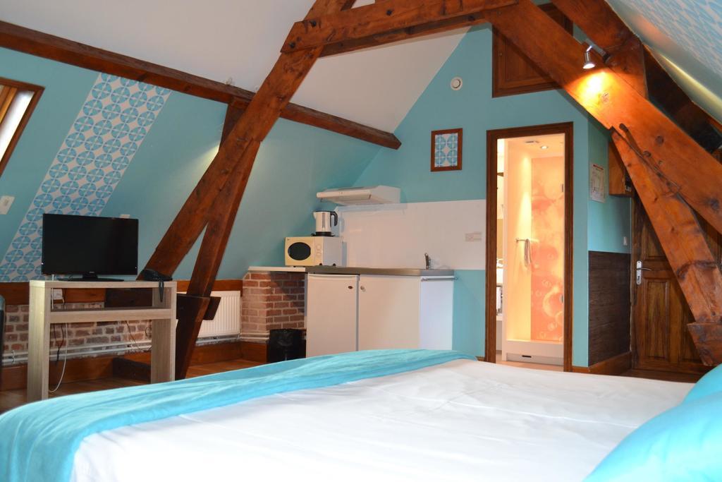 Le Domaine Des Cigognes Hotell Ennevelin Rum bild