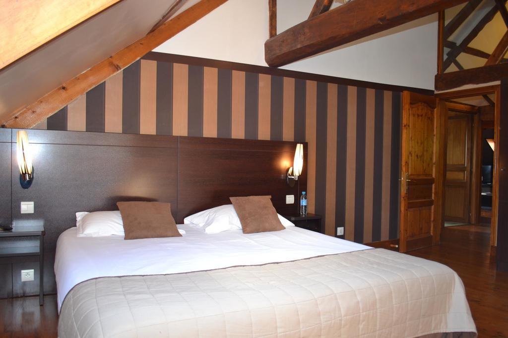 Le Domaine Des Cigognes Hotell Ennevelin Rum bild