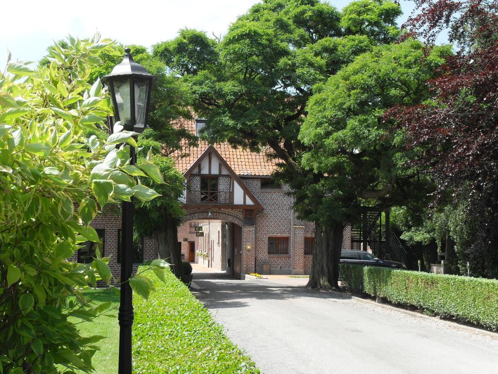 Le Domaine Des Cigognes Hotell Ennevelin Exteriör bild