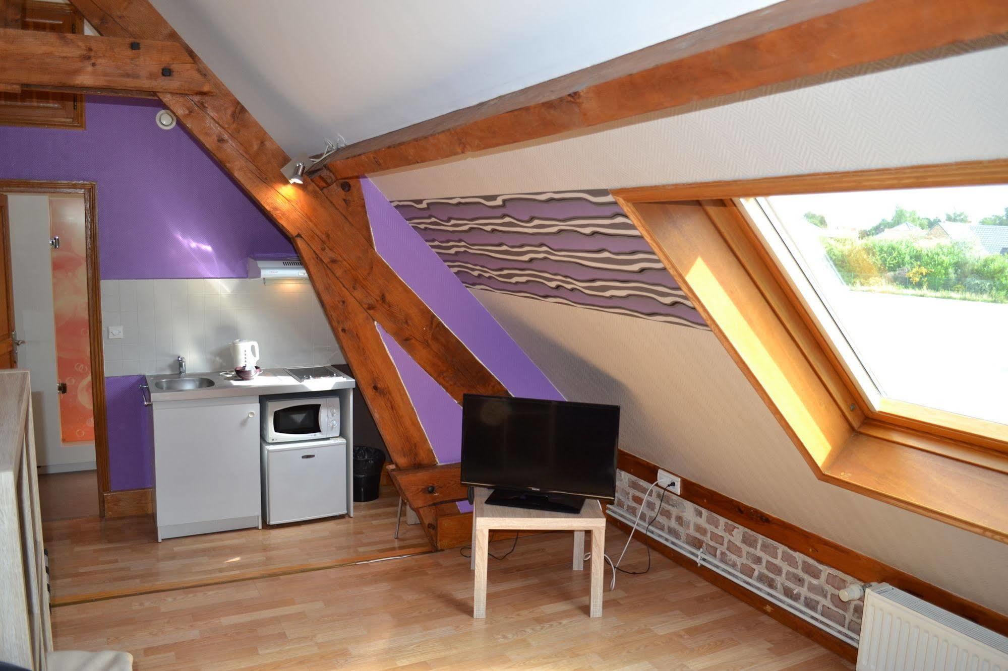 Le Domaine Des Cigognes Hotell Ennevelin Exteriör bild