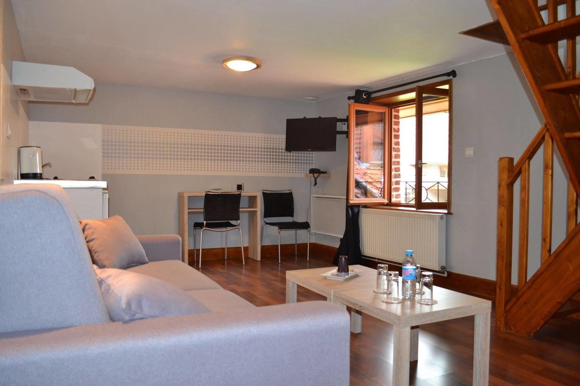 Le Domaine Des Cigognes Hotell Ennevelin Exteriör bild