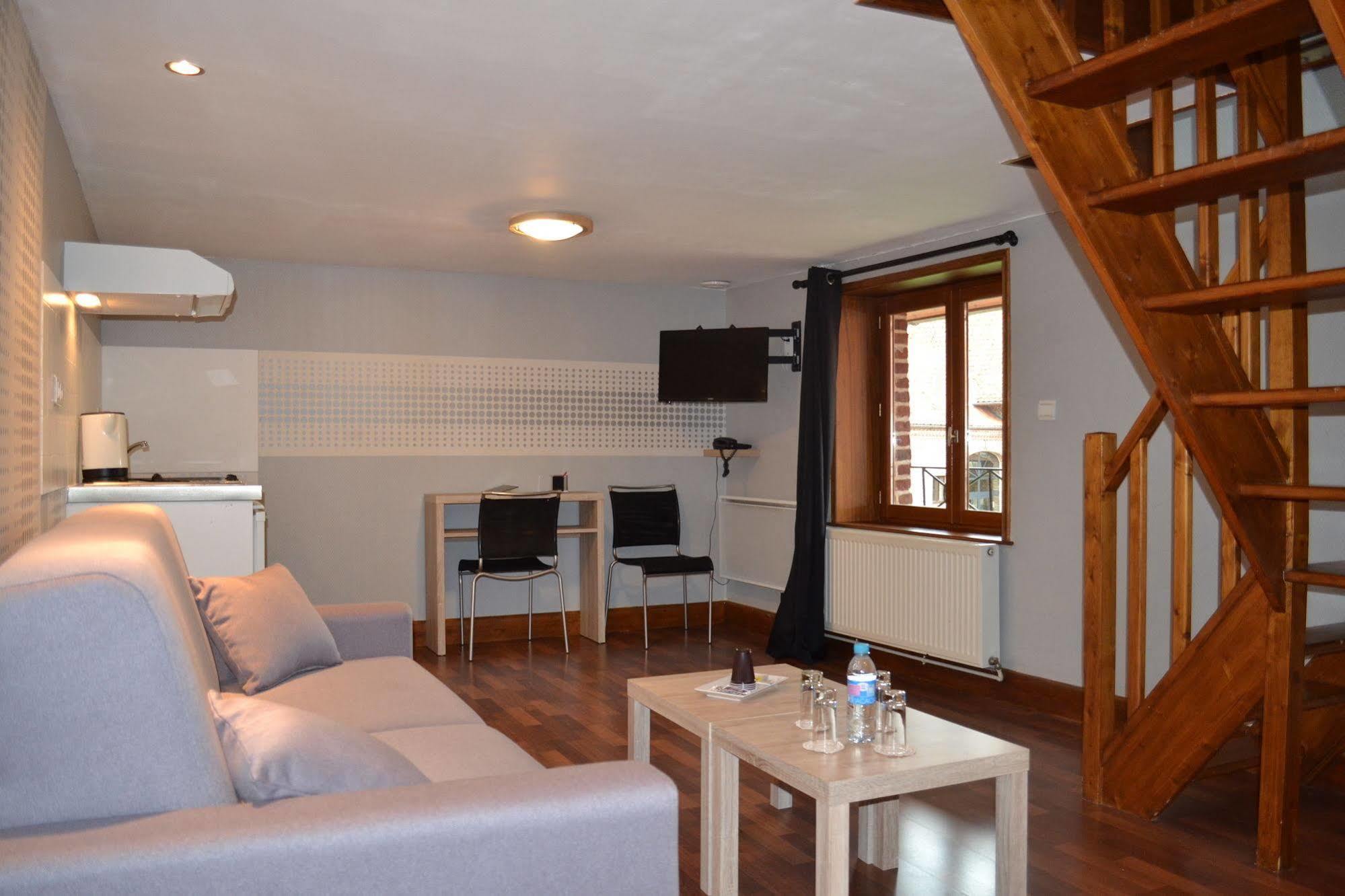 Le Domaine Des Cigognes Hotell Ennevelin Exteriör bild