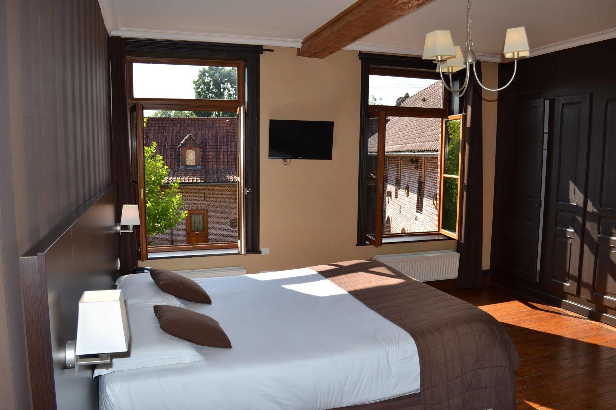 Le Domaine Des Cigognes Hotell Ennevelin Exteriör bild