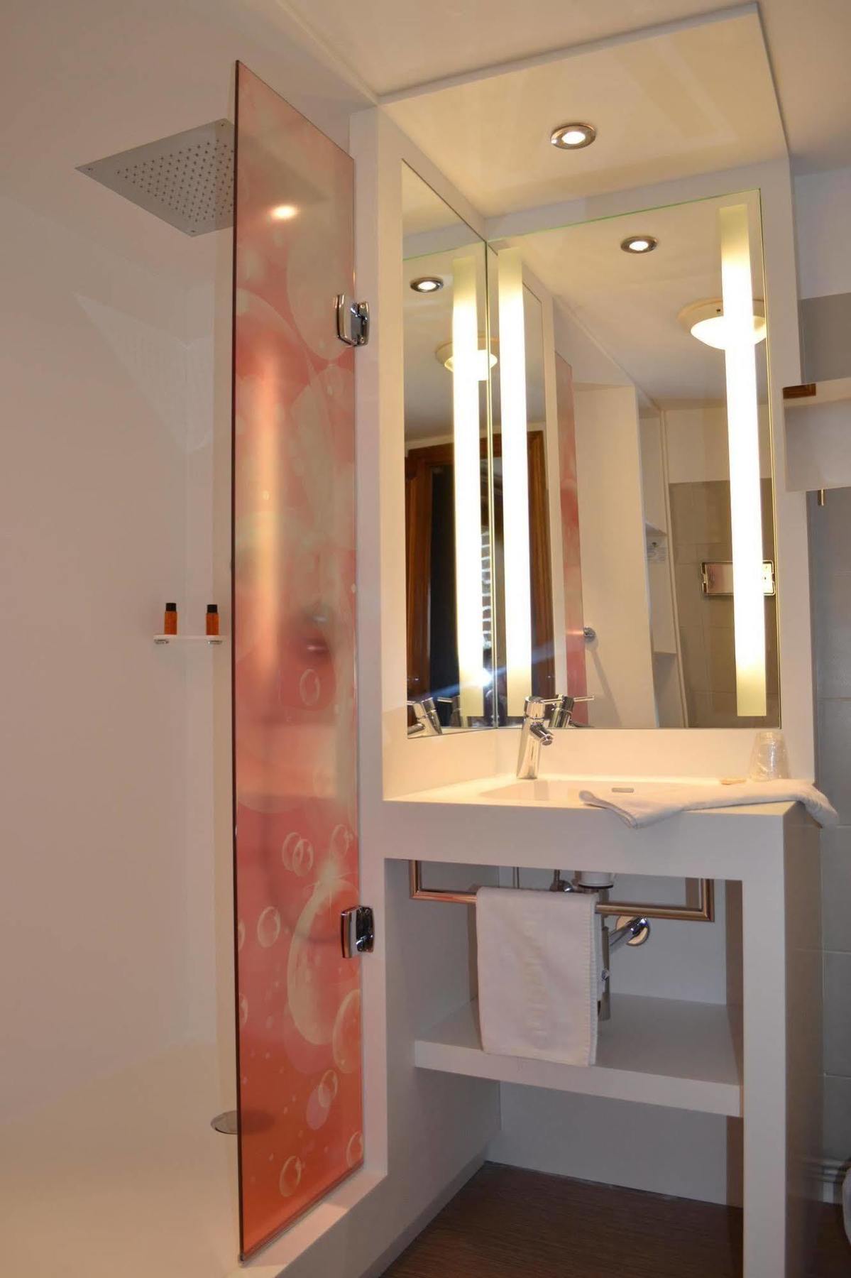 Le Domaine Des Cigognes Hotell Ennevelin Exteriör bild