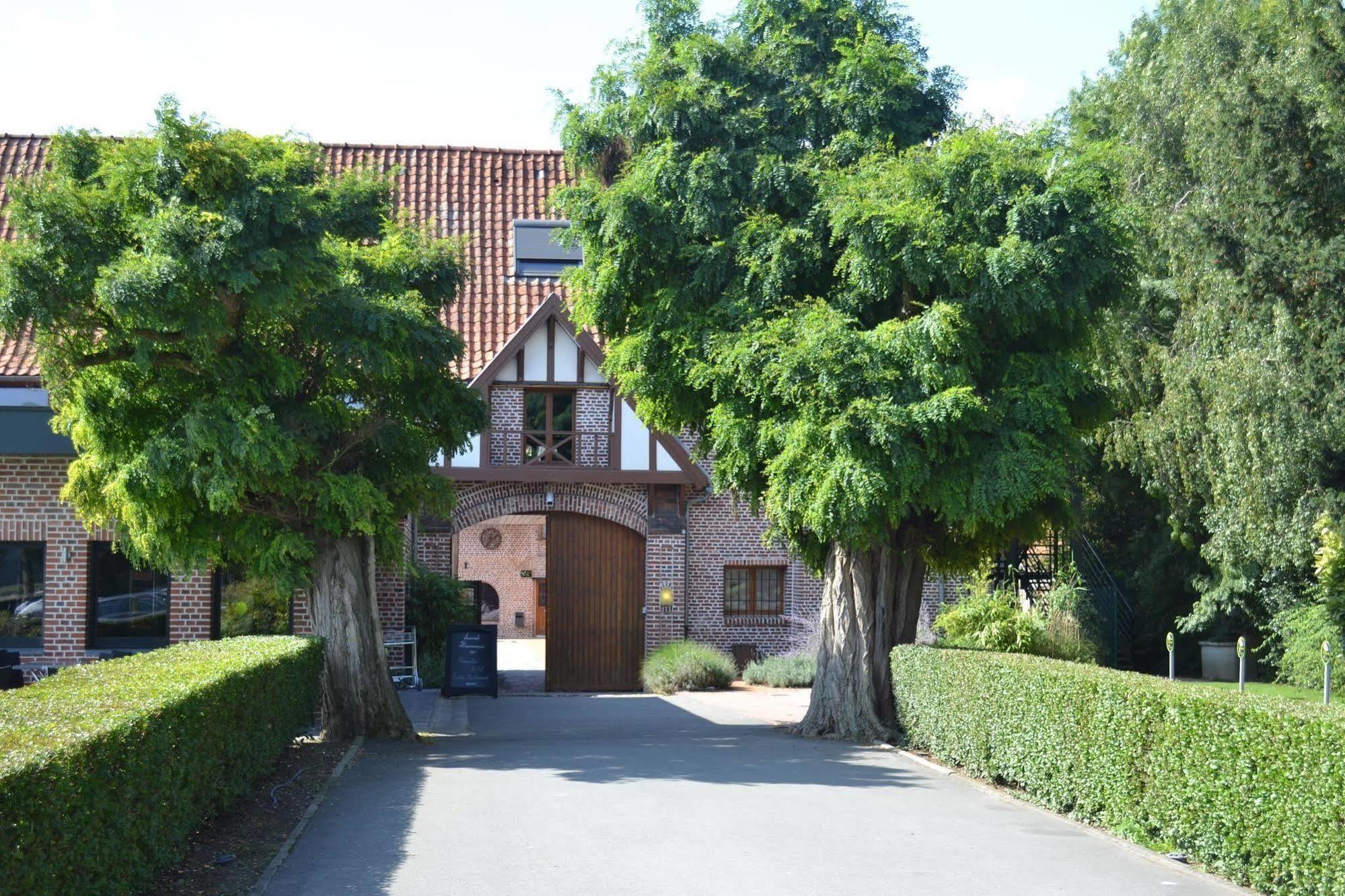 Le Domaine Des Cigognes Hotell Ennevelin Exteriör bild